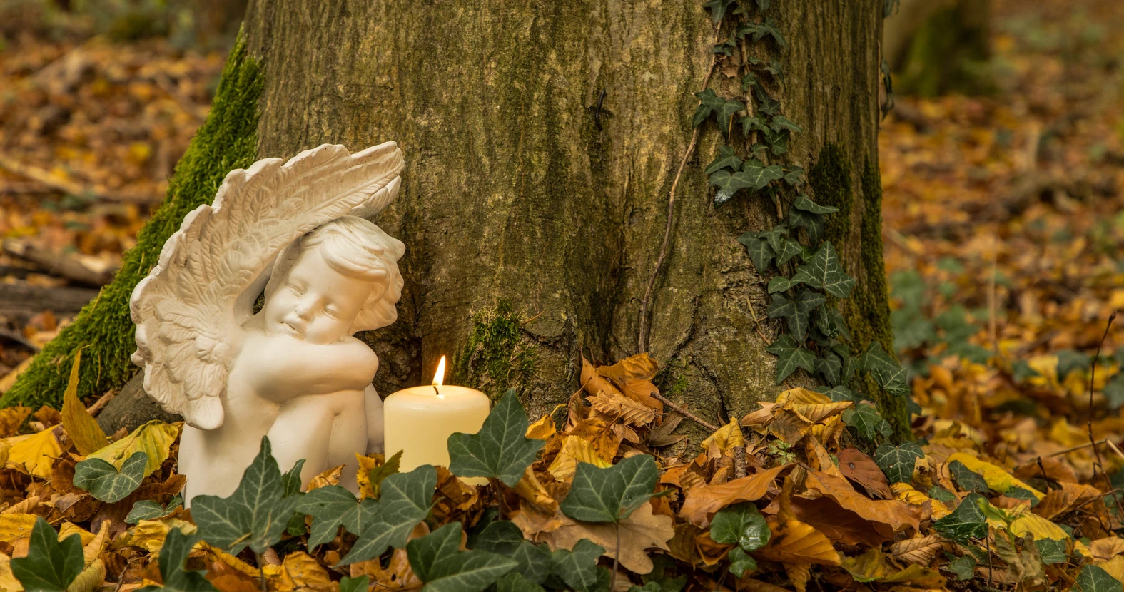 Un cercueil décoré de nombreuses fleurs et bougies dans une belle église, cérémonie