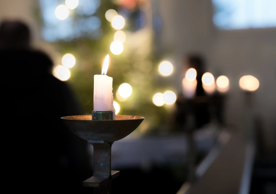 bougies allumées et fleurs blanches hommage à condolence mémoire annonce du service commémoratif